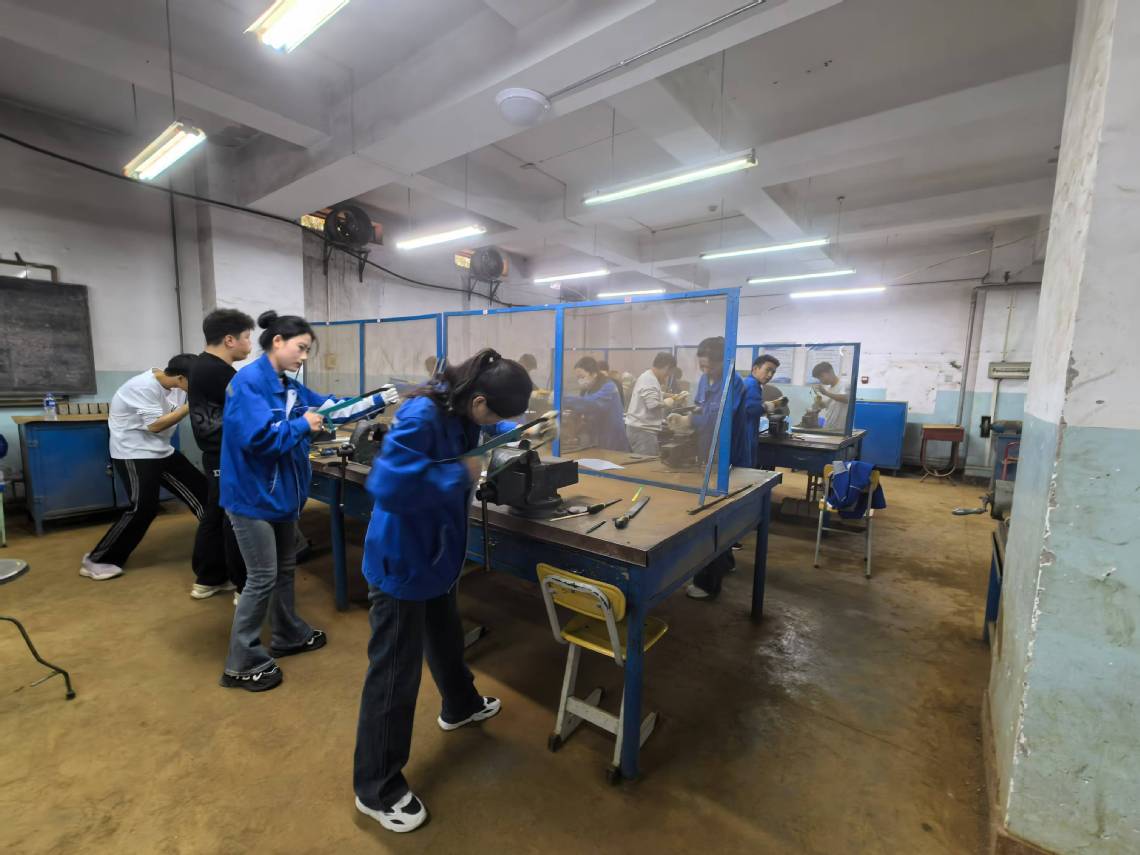 钳工竞赛1.jpg