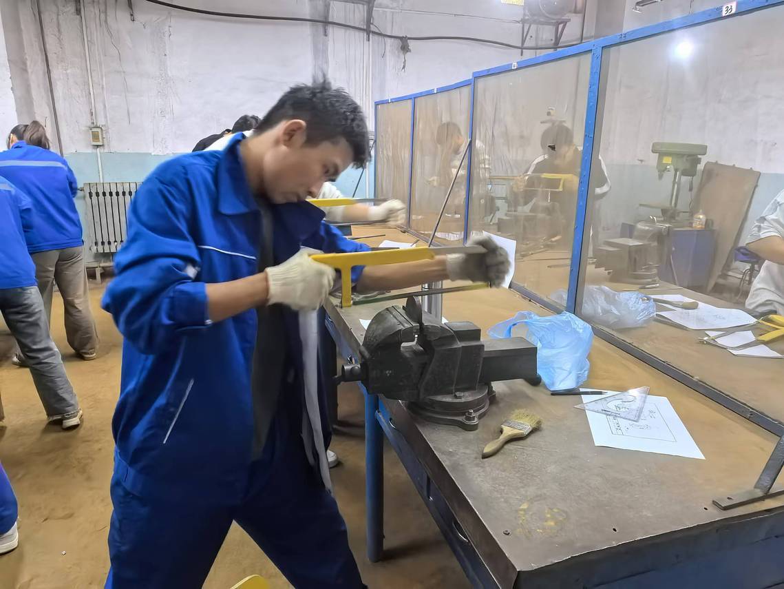 钳工竞赛2.jpg 钳工竞赛2.jpg
