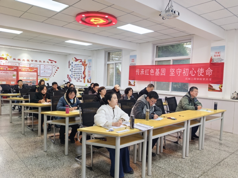 2-评审小组认真进行比赛评审.jpg
